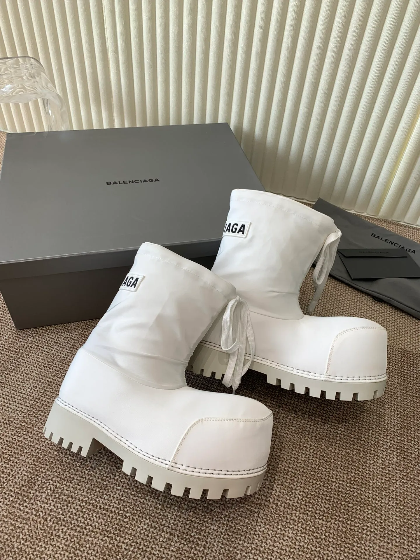 👟👟Ex-factory price 860👟👟 Men +20Balenciaga snow boots‼ ️ 24sS new snow boots for autumn and winter. These big-toe Alaskan boots are so good-looking and super cool. They are full of personality and are so cool. They are a must-have item for fashionable autumn and winter! The upper is made of original customized nylon pure cotton waterproof cloth. The inner liner is removable. The original original letter logo is increased in the sole. Size: 35-45
